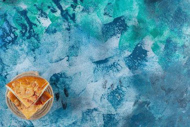 Mermer zemin üzerinde taze pişmiş mini pizza dilimi. Yüksek kalite fotoğraf