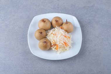 Mermer arka planda lahana turşulu lezzetli elmalar. Yüksek kalite fotoğraf