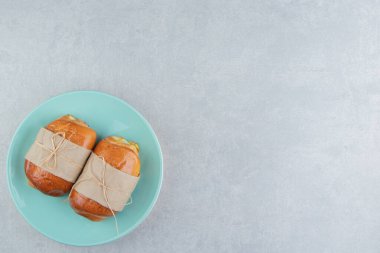 Mavi tabakta lezzetli sosisler. Yüksek kalite fotoğraf