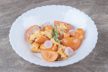 Kızarmış yumurta ve domatesler beyaz tabakta. Yüksek kalite fotoğraf