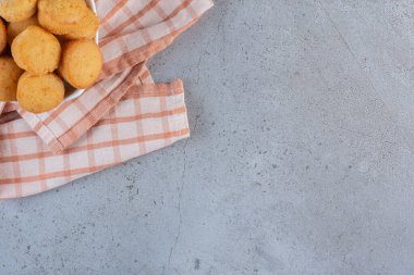 Beyaz kase, arka planda küçük tatlı kekler. Yüksek kalite fotoğraf