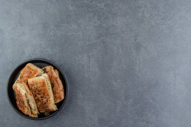 Siyah tabakta lezzetli hamur işleri. Yüksek kalite fotoğraf