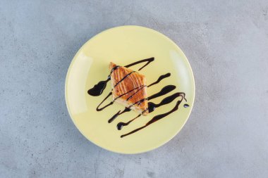 Sarı tabağa yerleştirilmiş çikolatalı ev yapımı pasta. Yüksek kalite fotoğraf