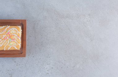 Tahta tahtada vanilya aromalı tatlı rulo. Yüksek kalite fotoğraf