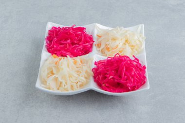  Servis tabağında lahana turşusu, mermer arka planda. Yüksek kalite fotoğraf