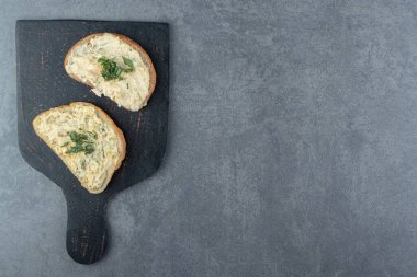 Kara tahtada maydanozlu ve yumurtalı ekmek. Yüksek kalite fotoğraf