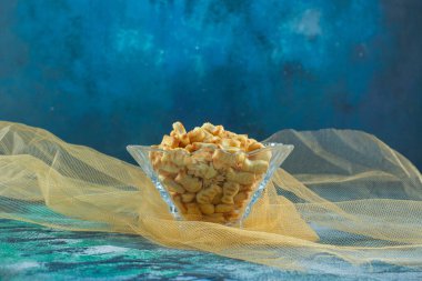 Mermer zemin üzerinde, tül üzerinde cam kraker bulunan tuzlu balık krakerleri. Yüksek kalite fotoğraf