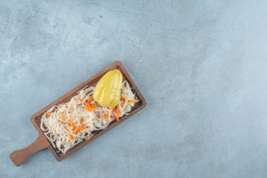 Mavi arka planda mayalanmış biber ve lahana turşusu. Yüksek kalite fotoğraf