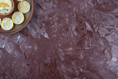 Tahta tabakta patates cipsi ve yoğurt, mermer arka planda. Yüksek kalite fotoğraf