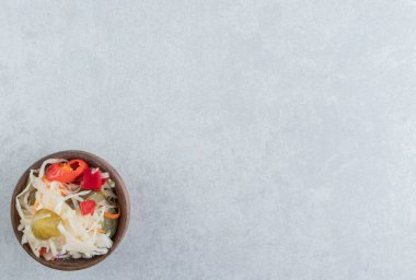 Mermer zemin üzerinde dilimlenmiş biber, salatalık ve lahana turşusu. Yüksek kalite fotoğraf