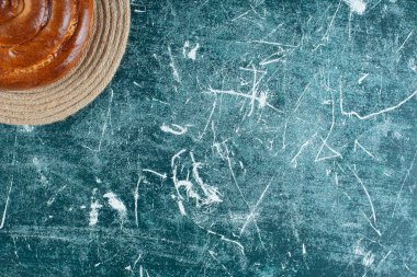 Mermer arka planda tatlı girdap çöreği. Yüksek kalite fotoğraf