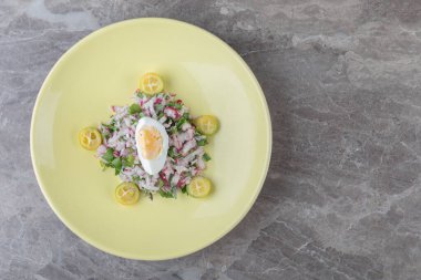 Haşlanmış yumurta, dilimlenmiş turp ve sarı tabakta yeşillikler. Yüksek kalite fotoğraf