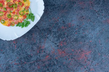 Mavi bir tabak kızarmış yumurta ve sebze. Yüksek kalite fotoğraf