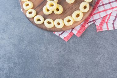 Mısır halkaları çay havlusunda, mermer arka planda. Yüksek kalite fotoğraf