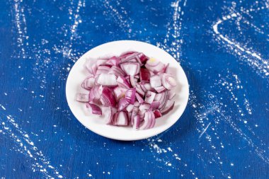 Mermer zemin üzerinde dilimlenmiş mor soğan tabağı. Yüksek kalite fotoğraf