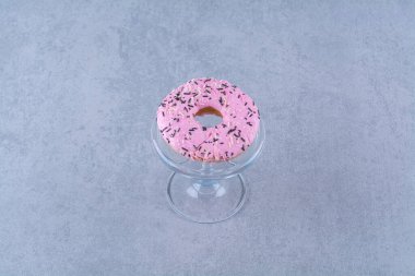 Renkli serpiştirilmiş bir tabak kremalı tatlı çörek. Yüksek kalite fotoğraf