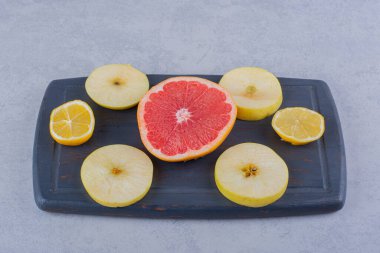 Dilimlenmiş greyfurt, limon ve elma. Yüksek kalite fotoğraf