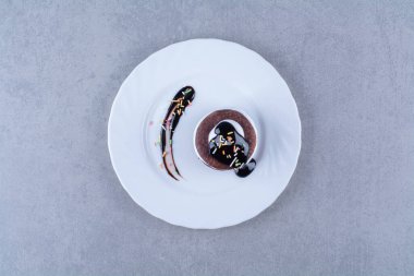 Renkli çikolata soslu, beyaz bir kurabiye tabağı. Yüksek kalite fotoğraf