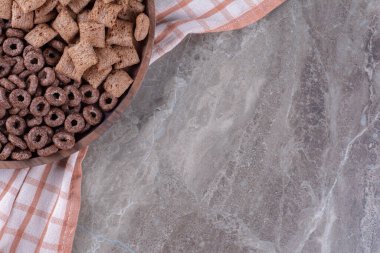 Sağlıklı çikolata gevreği halkaları ve çikolata yastıklı mısır gevreği olan tahta bir tahta. Yüksek kalite fotoğraf