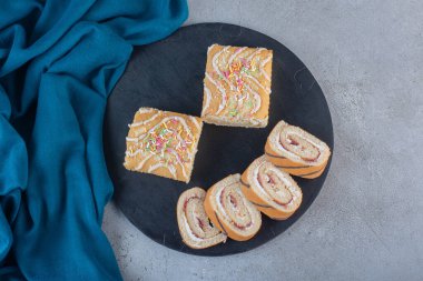 Kesme tahtasında vanilya aromalı tatlı rulo. Yüksek kalite fotoğraf