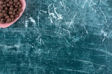 Mavi arka planda bir kasede mısır topları. Yüksek kalite fotoğraf