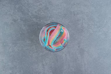 Taş zeminde cam içinde ekşi sakızlı şekerler. Yüksek kalite fotoğraf