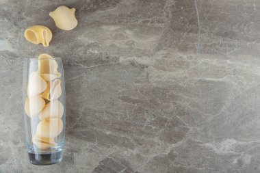 Uzun bardakta pişmemiş koni makarnası. Yüksek kalite fotoğraf