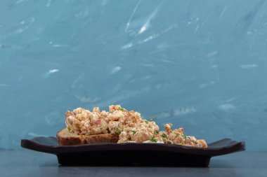 Siyah tabakta yumurta ve salatalı tost ekmeği. Yüksek kalite fotoğraf