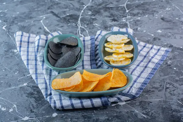 Potatischips Svarta Chips Och Kon Chips Tallrikar Kökshandduk Marmor Bakgrund — Stockfoto