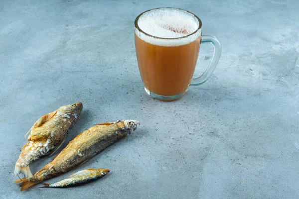 Een Glas Bier Van Naast Vissen Blauwe Achtergrond Hoge Kwaliteit — Stockfoto