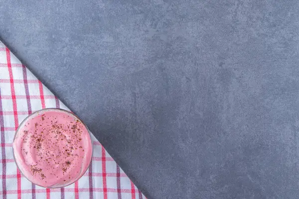 Bir bardak kapuçino çay havlusunda, mermer arka planda. Yüksek kalite fotoğraf