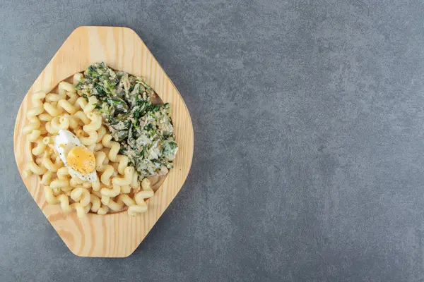 Pasta Met Heerlijke Eieren Houten Bord Hoge Kwaliteit Foto — Stockfoto