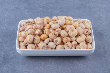 Tatlı mısır gevrekleri ve müsli kasesi, mermer arka planda. Yüksek kalite fotoğraf