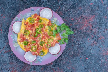 Mor bir tabak sebzeli omlet. Yüksek kalite fotoğraf