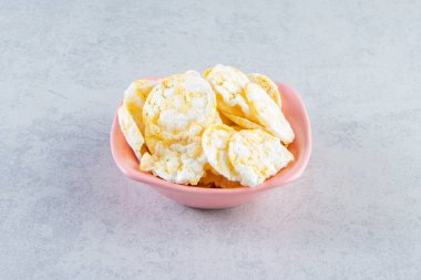 Taş zeminde pembe bir kase lezzetli pirinç keki. Yüksek kalite fotoğraf