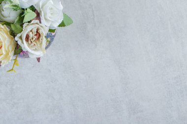 Beyaz arka planda bir fincan taze beyaz çiçek. Yüksek kalite fotoğraf