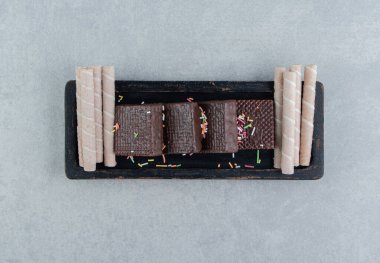 Şekerli waffle 'larla dolu koyu ahşap bir tahta. Yüksek kalite fotoğraf