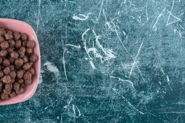 Mavi arka planda bir kasede mısır topları. Yüksek kalite fotoğraf