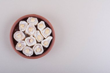 Beyaz arka planda fındıklı bir kase tatlı. Yüksek kalite fotoğraf