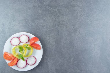 Beyaz tabakta taze kesilmiş sebzeler. Yüksek kalite fotoğraf