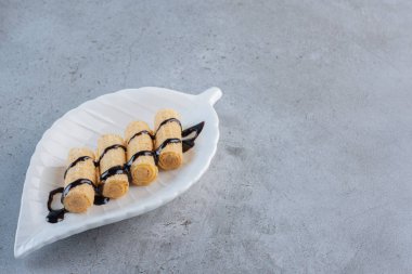 Yaprak şeklinde tabakta nefis gözleme ruloları. Yüksek kalite fotoğraf