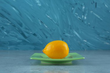 Mermer zemin üzerinde, bardak altlığı üzerinde taze limon. Yüksek kalite fotoğraf