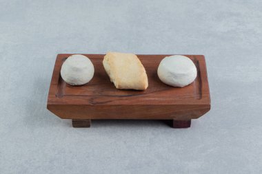 Tatlı kurabiyelerle dolu tahta bir tahta. Yüksek kalite fotoğraf