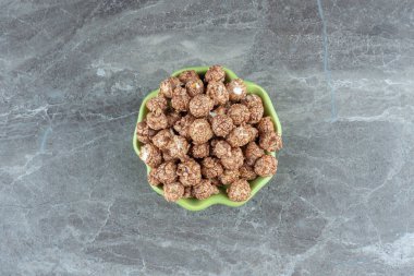 Üst Manzara. Yeşil kasede taze ev yapımı şekerler. Yüksek kalite fotoğraf