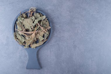 Tahtadaki kuru ve sağlıklı yapraklar. Yüksek kalite fotoğraf