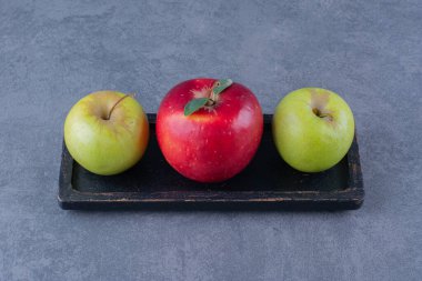 Bir tepsi olgun elma, mermer arka planda. Yüksek kalite fotoğraf