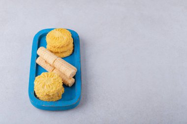 Tahta tabakta gözleme ve kurabiyeler, mermer arka plan. Yüksek kalite fotoğraf