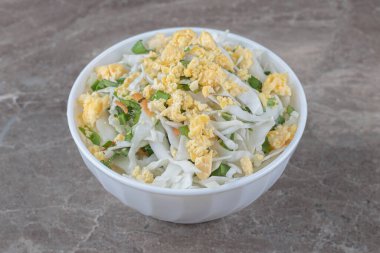 Kızarmış yumurta ve beyaz kasede taze salata. Yüksek kalite fotoğraf