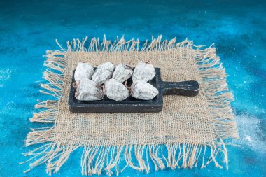 Mavi arka planda, dokuma tahtasında kurutulmuş hurma. Yüksek kalite fotoğraf