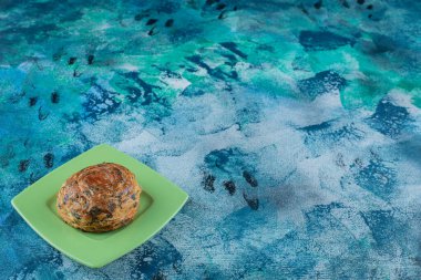 Tabakta tatlı kurabiye, mermer arka planda. Yüksek kalite fotoğraf